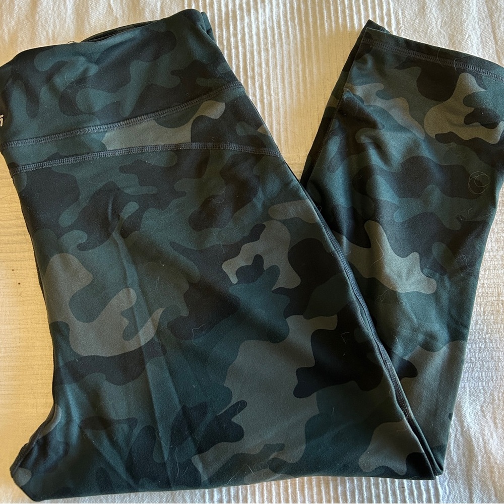 GAP Cropped Camo Yoga Pants